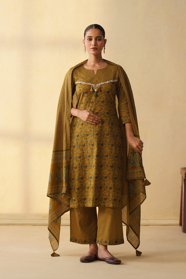 3Pcs Suit with Traditional Charm